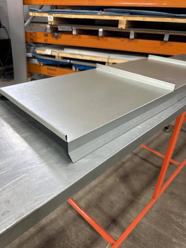 Парапет фальц 0,5мм плоский на замках оцинкованный