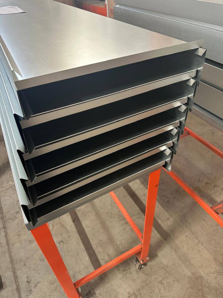 Парапет фальц 0,45мм плоский на замках оцинкованный