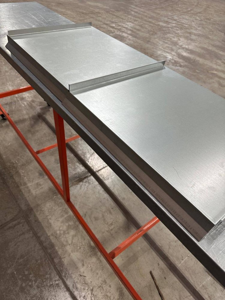 Парапет фальц 0,7мм плоский на замках оцинкованный