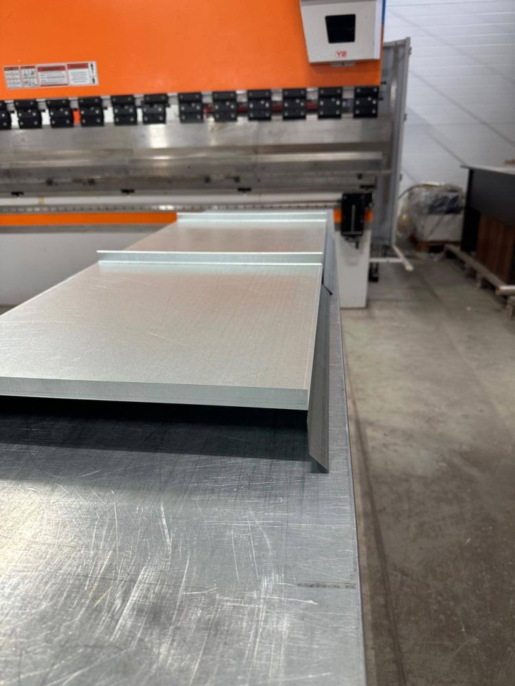 Парапет фальц 0,55мм плоский на замках оцинкованный